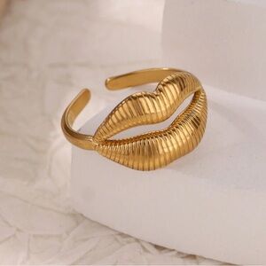 Chic Adjustable Gold Lip Stainless Steel Ring – Modern Minimalist Luxury